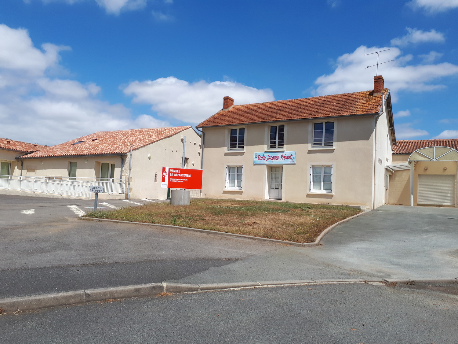 APRES - Ravalement de façade en cours Ecole primaire de Pouillé - Atelier Pro Peinture Sud Vendée
