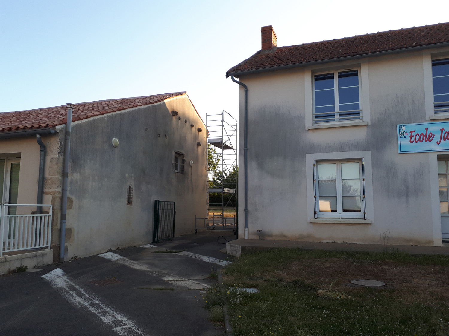 AVANT - Ravalement de façade en cours Ecole primaire de Pouillé - Atelier Pro Peinture Sud Vendée